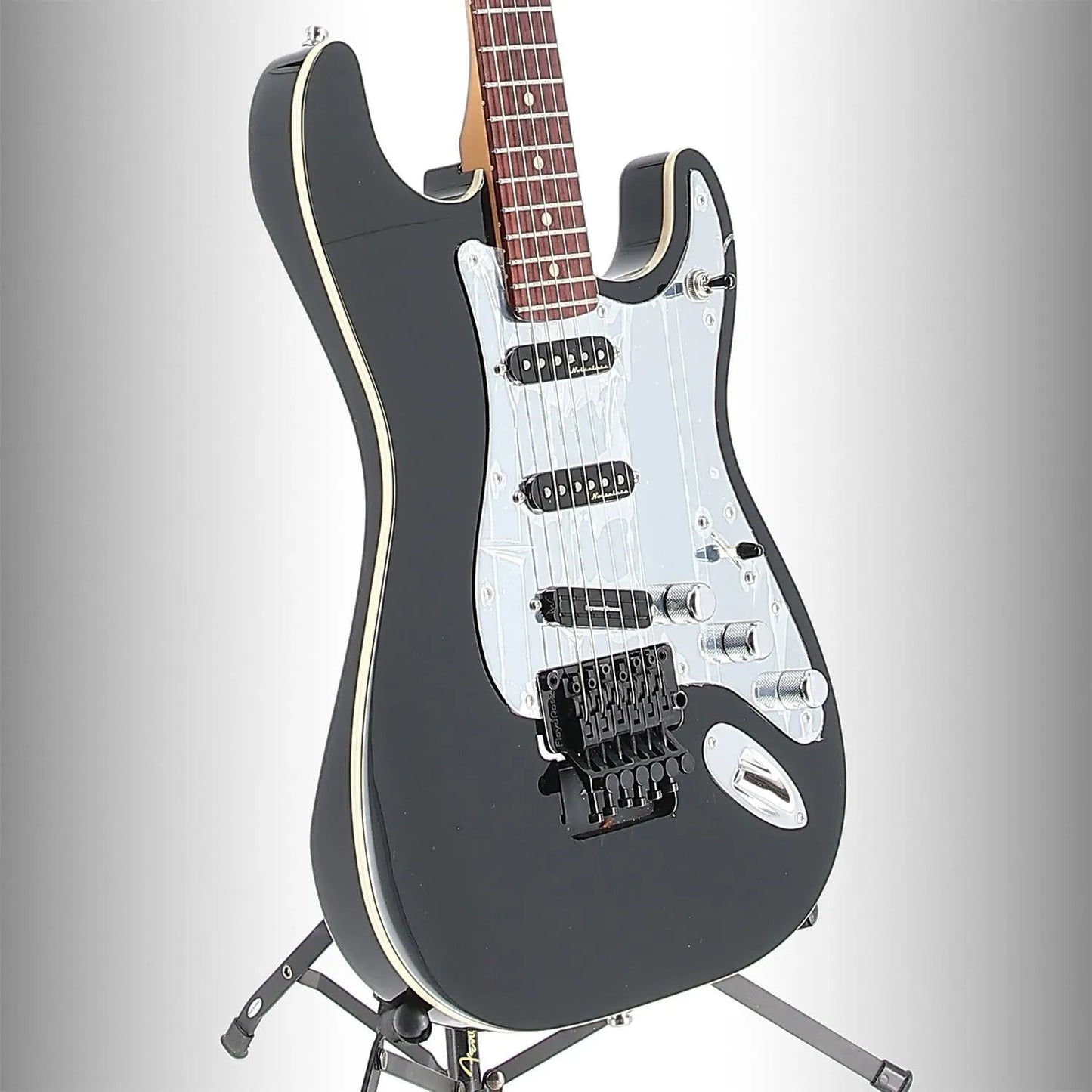 Tom Morello Stratocaster, Rosewood Fingerboard, Black (RC3) (92500)