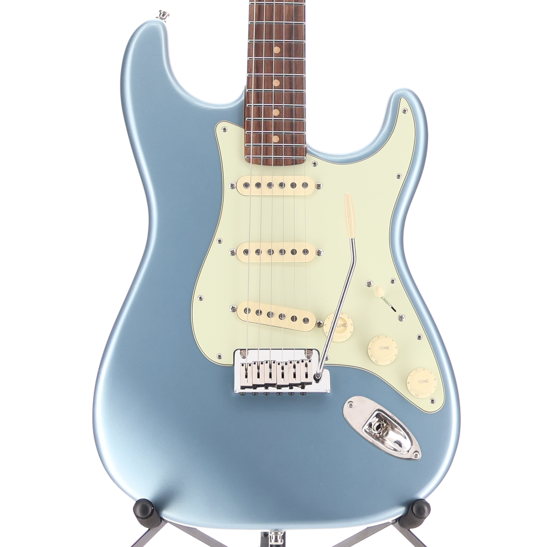 Fender American Ultra Luxe Vintage '60s Stratocaster®, Rosewood Fingerboard, Ice Blue Metallic (RC1) (02287)