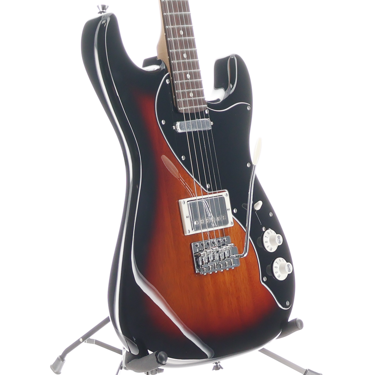 Squier Paranormal Stratocaster® Deluxe, Laurel Fingerboard, Black Pickguard, 3-Color Sunburst (Y4) (00879)