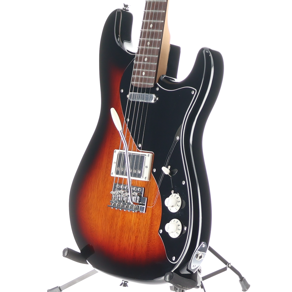 Squier Paranormal Stratocaster® Deluxe, Laurel Fingerboard, Black Pickguard, 3-Color Sunburst (Y4) (00879)