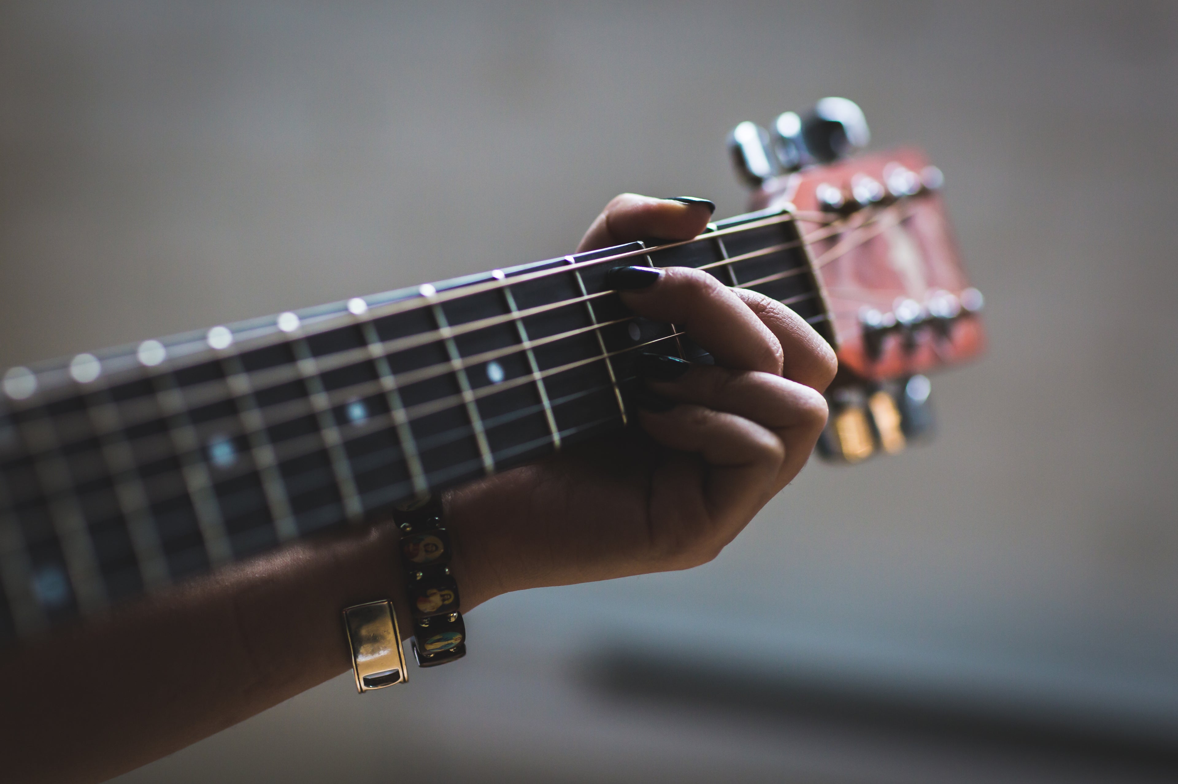 musician-playing-guitar